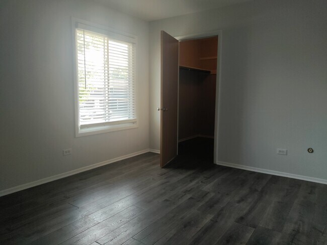 Building Photo - 20 Cour Masson