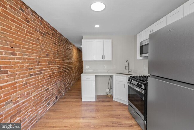 Building Photo - 1305 Light St