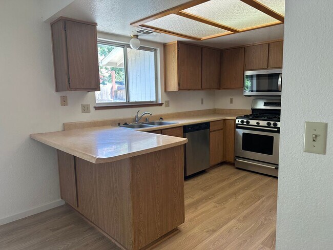 Building Photo - Well maintained home in desirable neighbor...