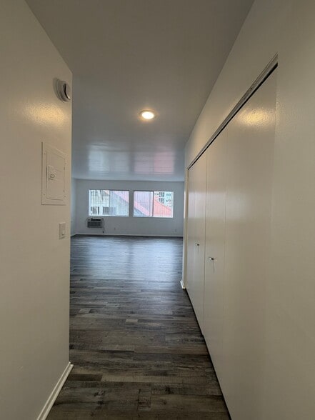 Building Photo - 1825 N Gramercy Pl