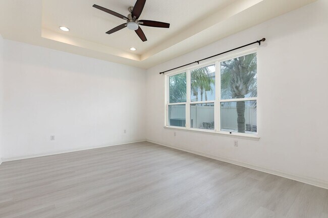 Building Photo - Swimming pool in Community here in this great 3 bdrm home!