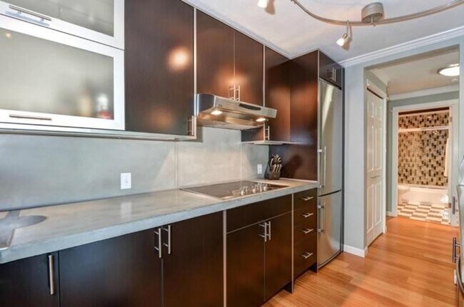 Building Photo - One of Kind Downtown Kirkland Strip 1bd 1bath Condo!