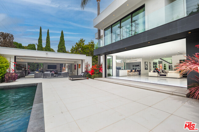 Building Photo - 511 N Rexford Dr