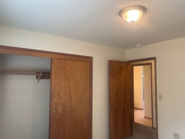 Building Photo - 2149 Woodcrest Ct