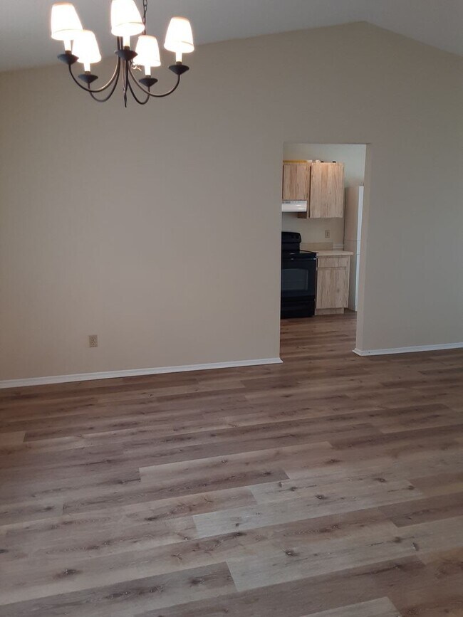 Building Photo - Beautiful 2 Bedroom 2 Bath Attached Villa