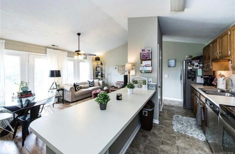 Building Photo - 6145 Meadow Rose Ln Apt K