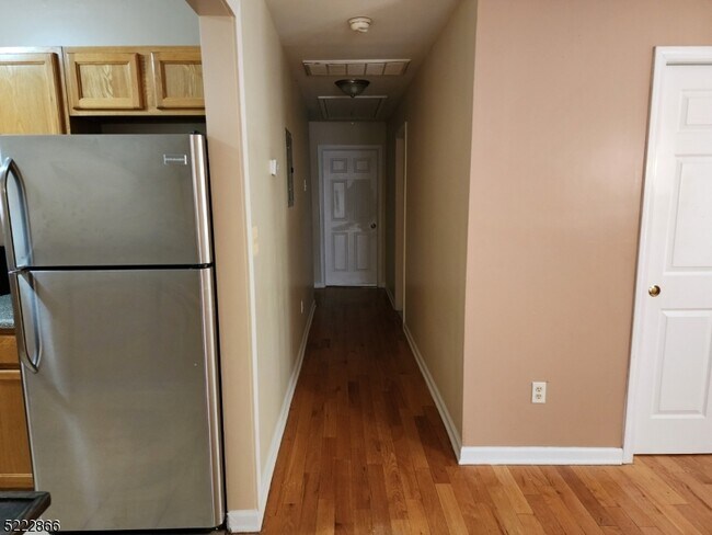 Building Photo - 313 S 6th St