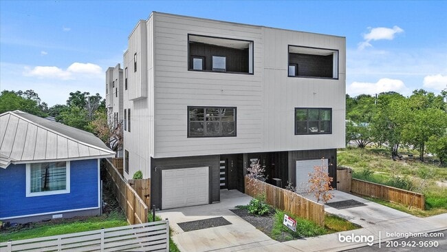 Building Photo - 810 Iowa St