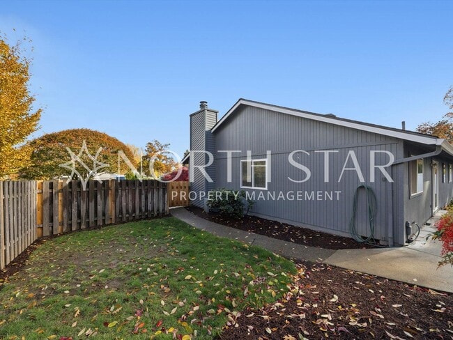 Building Photo - Beautifully Maintained Single-Level Home w...