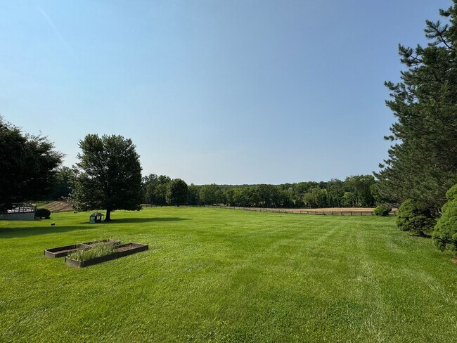 Building Photo - Fantastic 4 Bed 2.5 Bath Single Family Hom...