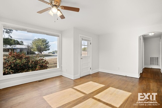 Building Photo - 3 Bedroom/1 Bathroom Brick Ranch For Rent