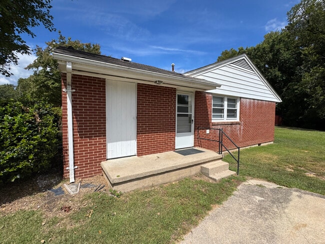 Building Photo - 405 Hampton Dr