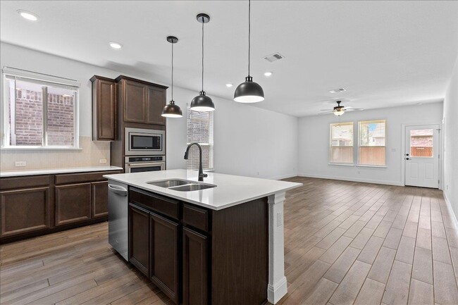 Building Photo - 11905 Paseo de los Lagos Ln