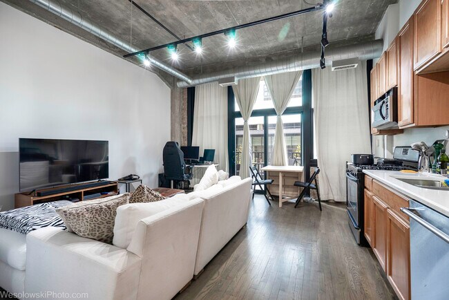 Building Photo - 210 S Desplaines St