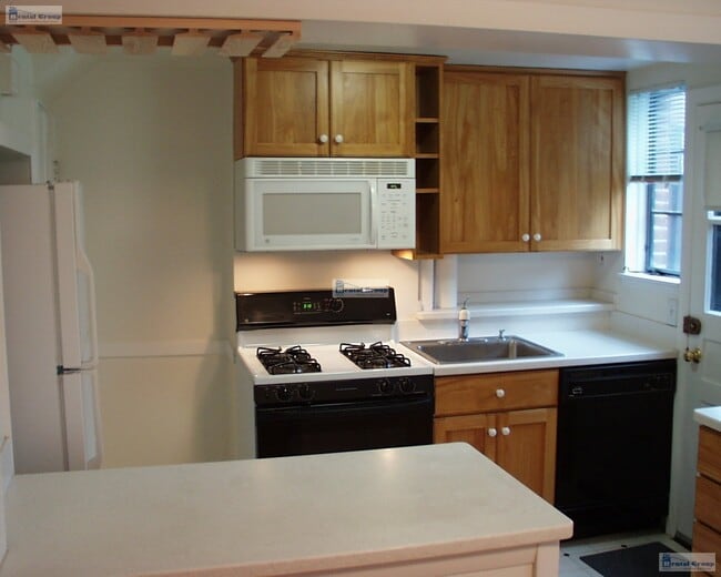 Building Photo - 16 Grant Ave