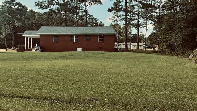 Building Photo - Farmhouse Charm!