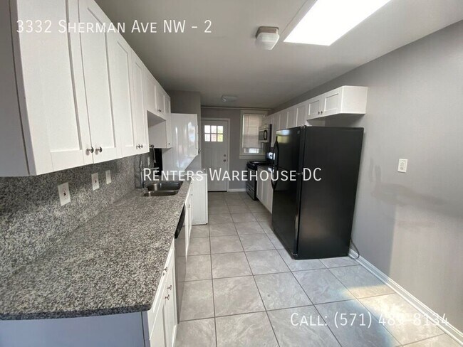 Building Photo - Updated 1BR+Den w/ private patio in heart ...