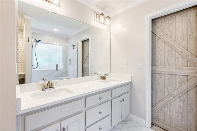 Building Photo - 2232 Woodbriar Dr