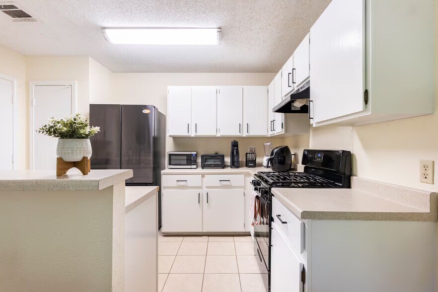 Building Photo - 8410 Cockney Dr