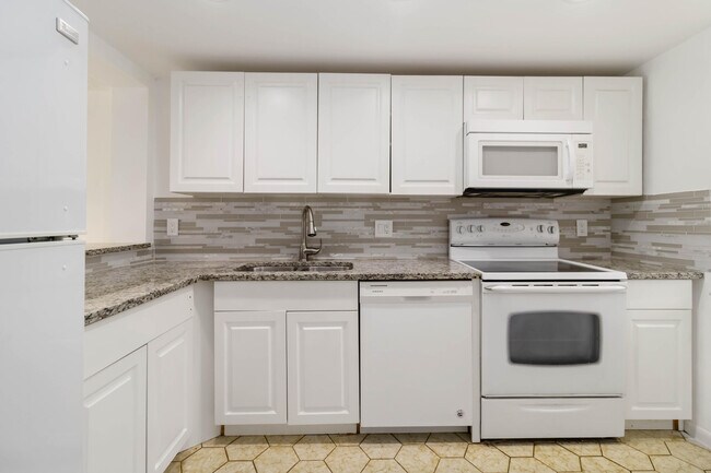 Building Photo - 2820 Tennis Club 204 Dr