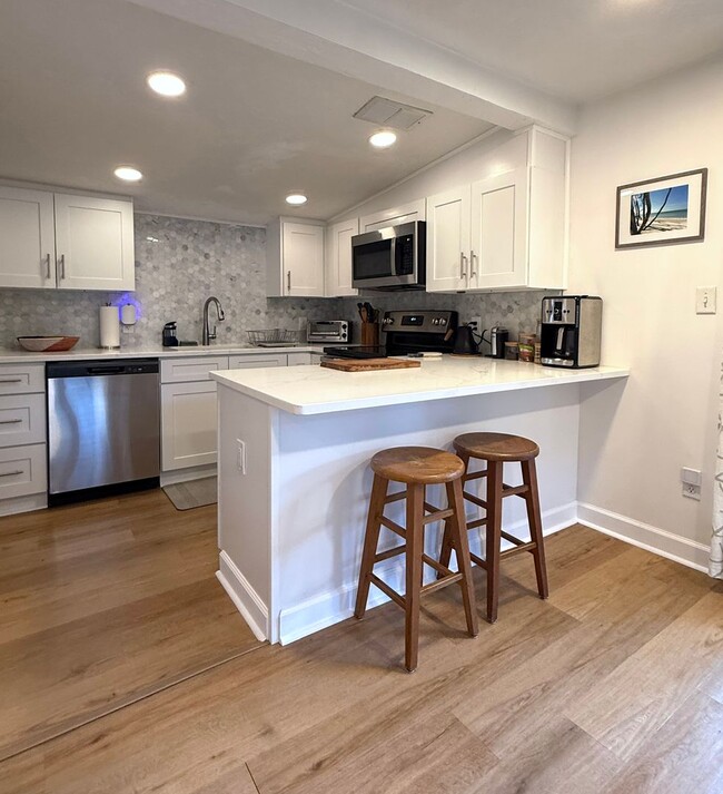 Building Photo - 2 Bedroom 2 Bath Annual Furnished Cottage ...