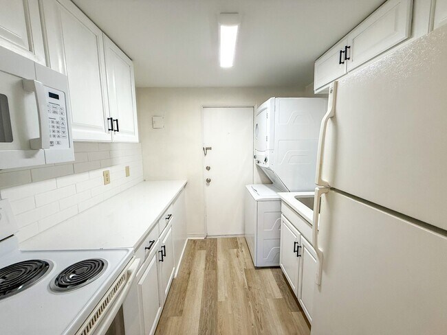 Building Photo - 908 SW 6th Ave