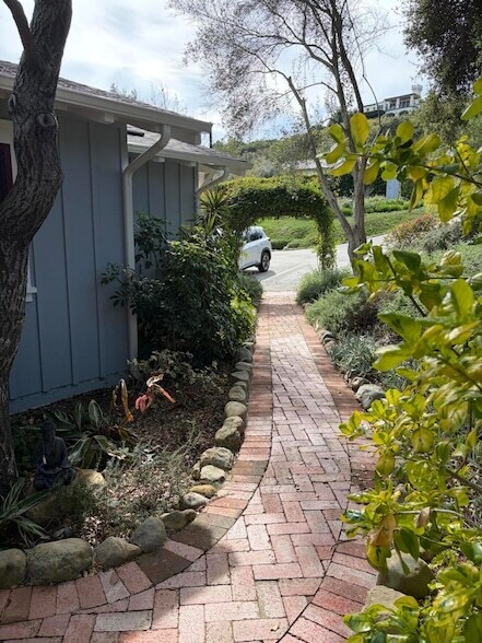 Building Photo - 60 Crestview Ln