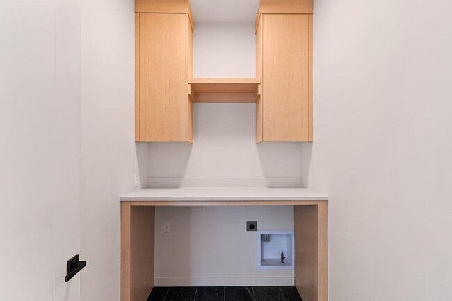 Building Photo - 4Bed 3.5 Bath - Views - Studio