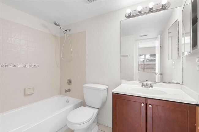 Building Photo - 10032 Twin Lakes Dr