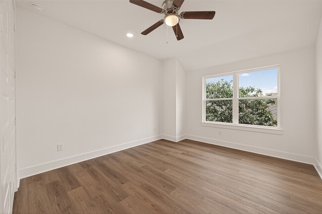 Building Photo - 1502 Hussion St