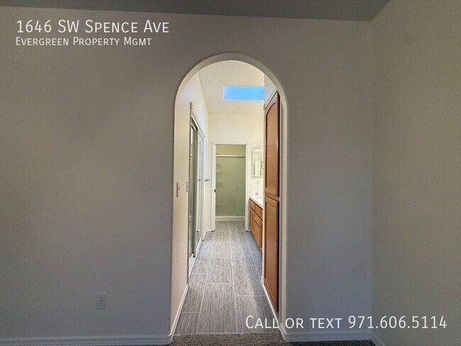 Building Photo - 1646 SW Spence Ave