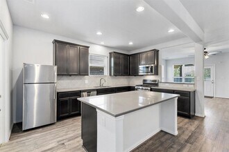 Building Photo - 497 Esperanza Dr