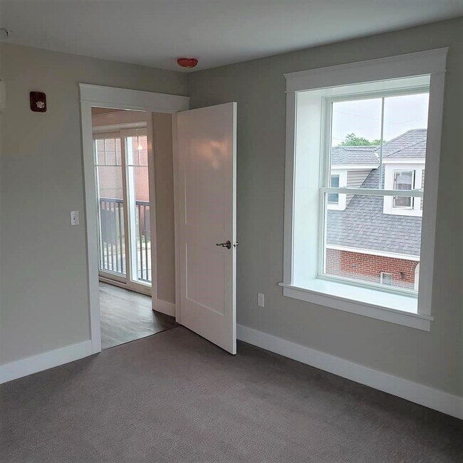 Building Photo - 10 4th St