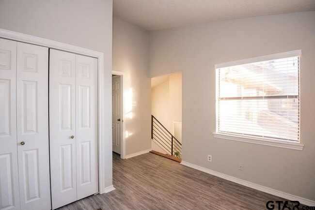 Building Photo - 5911 Hollytree Dr