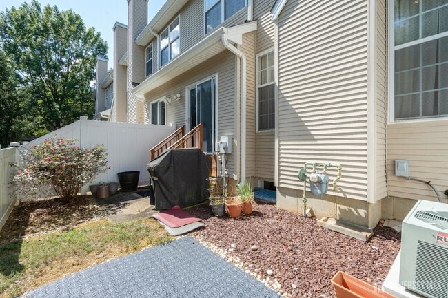 Building Photo - 802 Yarrow Cir