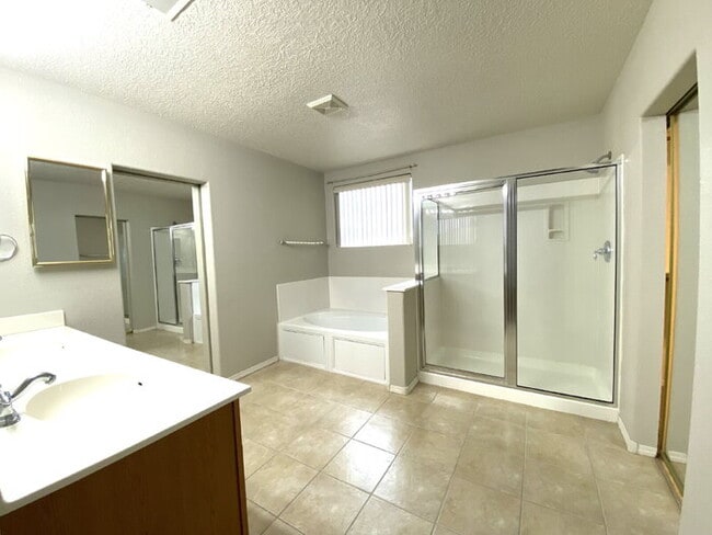 Building Photo - Large 5BR/2Story w/Balcony - Northern Meadows