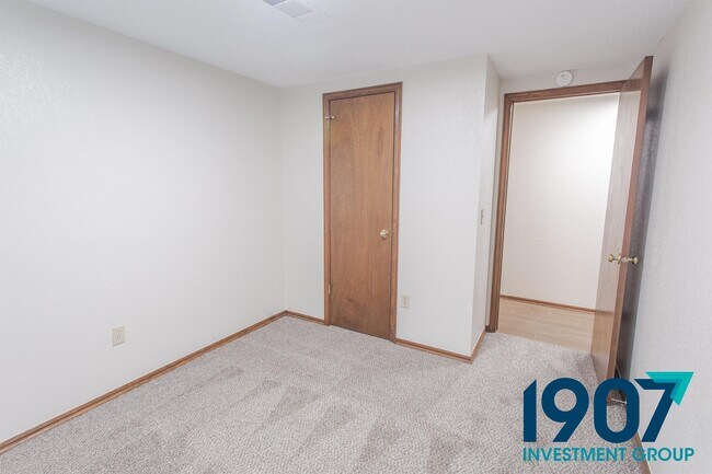 Building Photo - 2102 Briarcliff Dr