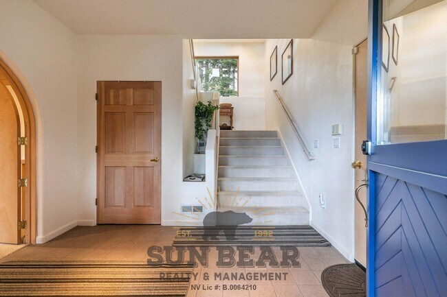 Building Photo - Beautiful Home w Peek Lakeview!