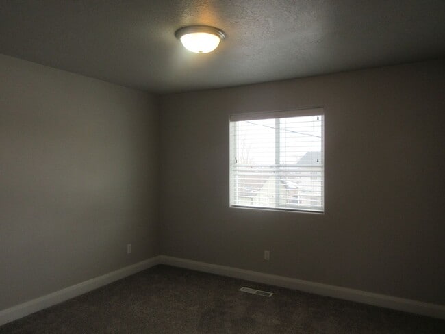 Building Photo - 3 bed -2.5 bath - Newer townhome in the he...