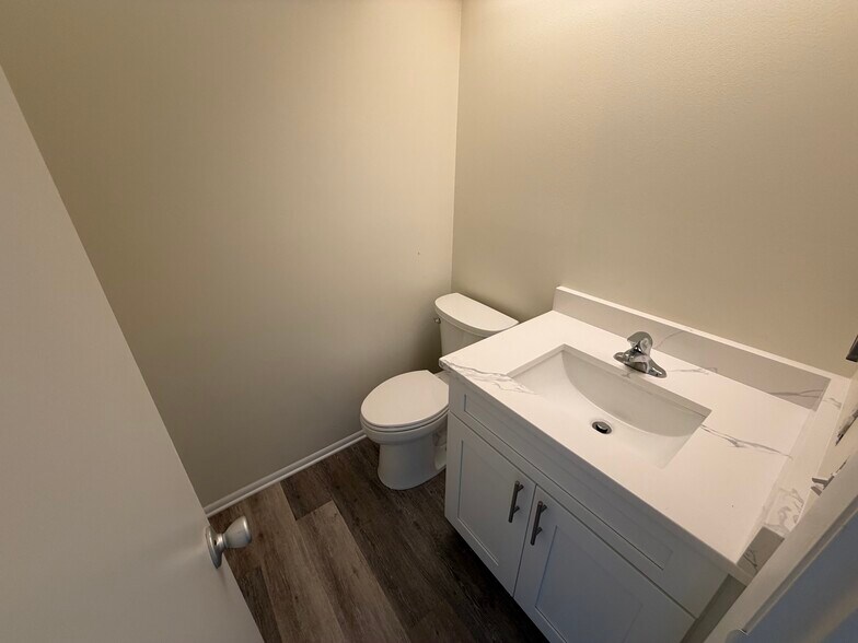 Building Photo - 28 Lake Vista Trl