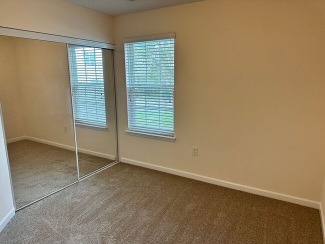 Building Photo - Lovely Highland Creek Three Bedroom Home!