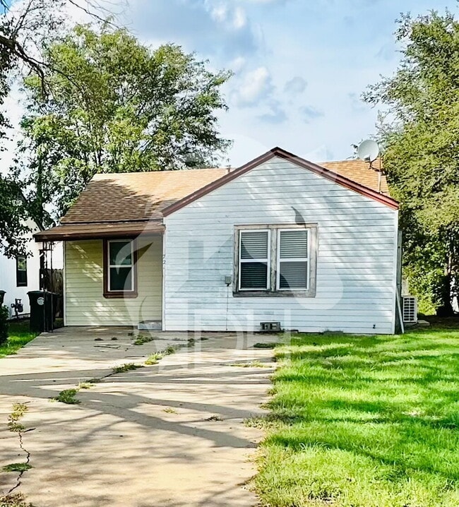 Building Photo - 721 E Ash St