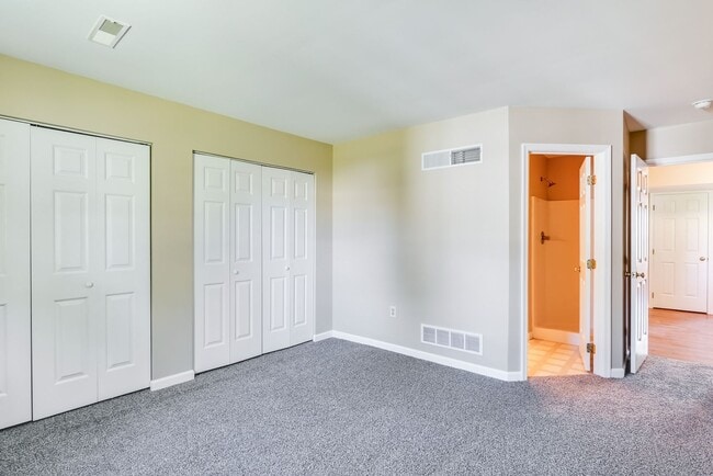 Building Photo - Three bedroom two bathroom end unit townhouse