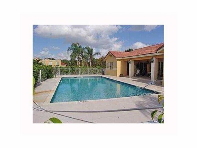 Building Photo - 2BR/2.5BA Townhouse with 2 Master Suites in Sorrento Lakes