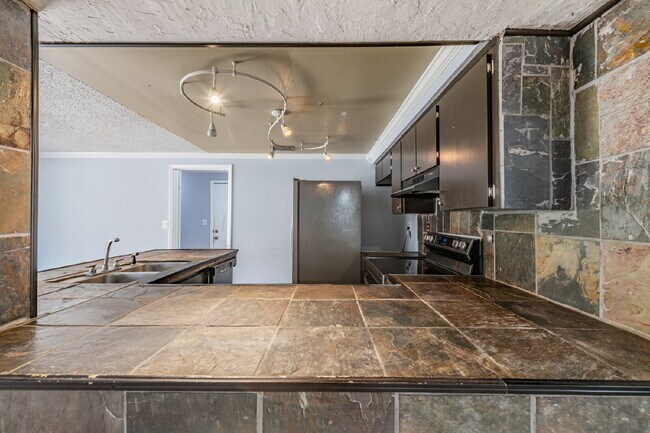 Building Photo - 16001 Saddlestring Dr