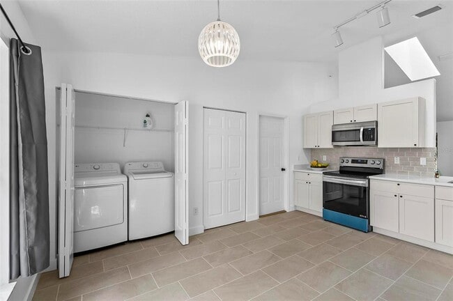 Building Photo - 64 Radcliffe Dr