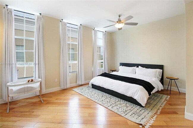 Building Photo - 520 SE 5 Ave