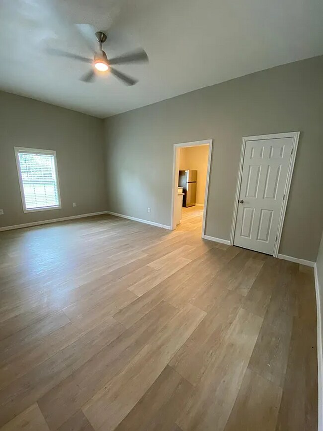 Building Photo - 1850 Grand St