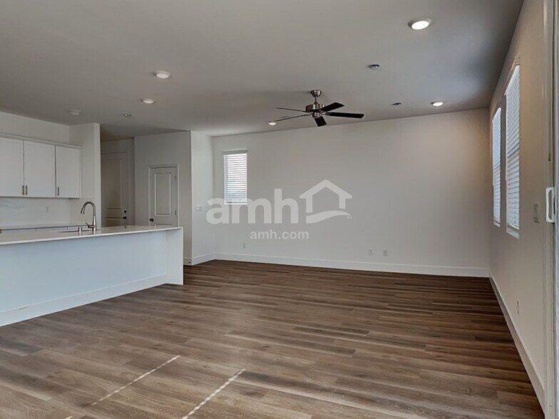 Building Photo - 9141 Fiesta Impatiens Ct