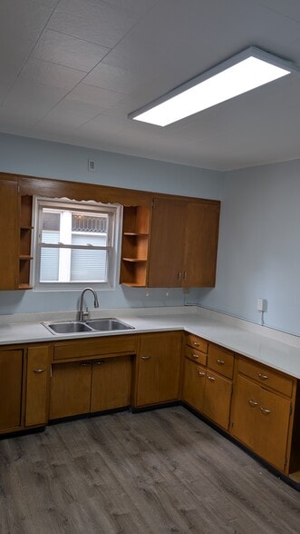 kitchen - 2006 52nd St